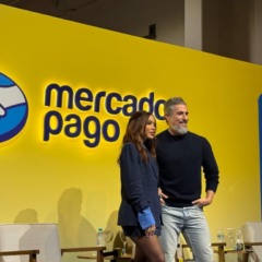 Anitta e Marcos Mion durante o Mercado Livre Experience 2025 | Foto: Reprodução / Startups