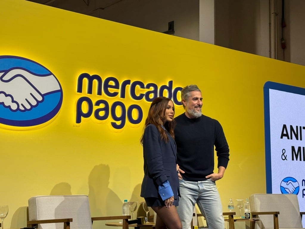 Anitta e Marcos Mion durante o Mercado Livre Experience 2025 | Foto: Reprodução / Startups